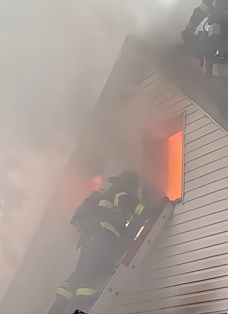 Firefighters Bail Out as Flashover Engulfs Burning Home