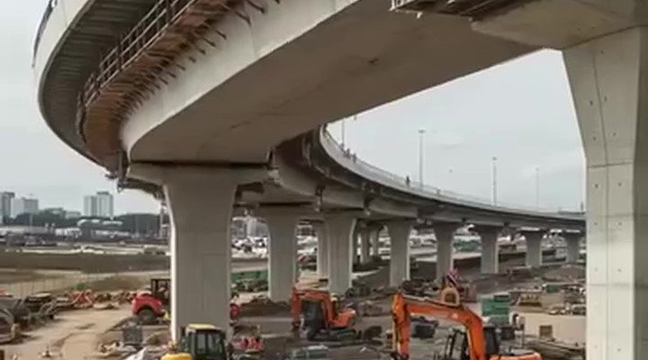 Pedestrian Skybridge Under Construction Collapses, Causing Chaos and InjuriesUnder-Construction Skybridge Collapses in City Center, Triggering Panic and Urgent Investigation